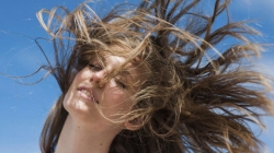 چگونه موهایی قوی و براق داشته باشیم؟ مراقبت از مو در فصل تابستان | پزشکی
